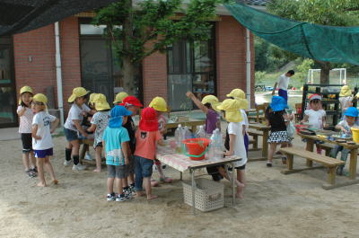 色水あそびをしている子どもたち。