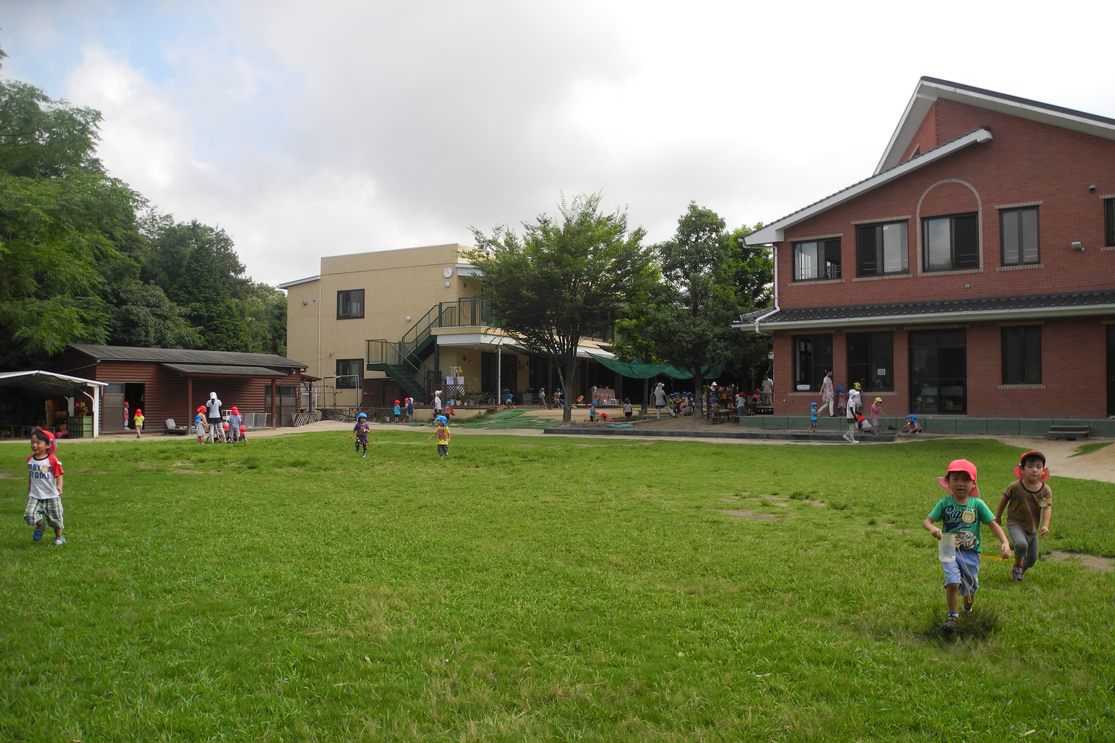 あさ、園庭で。