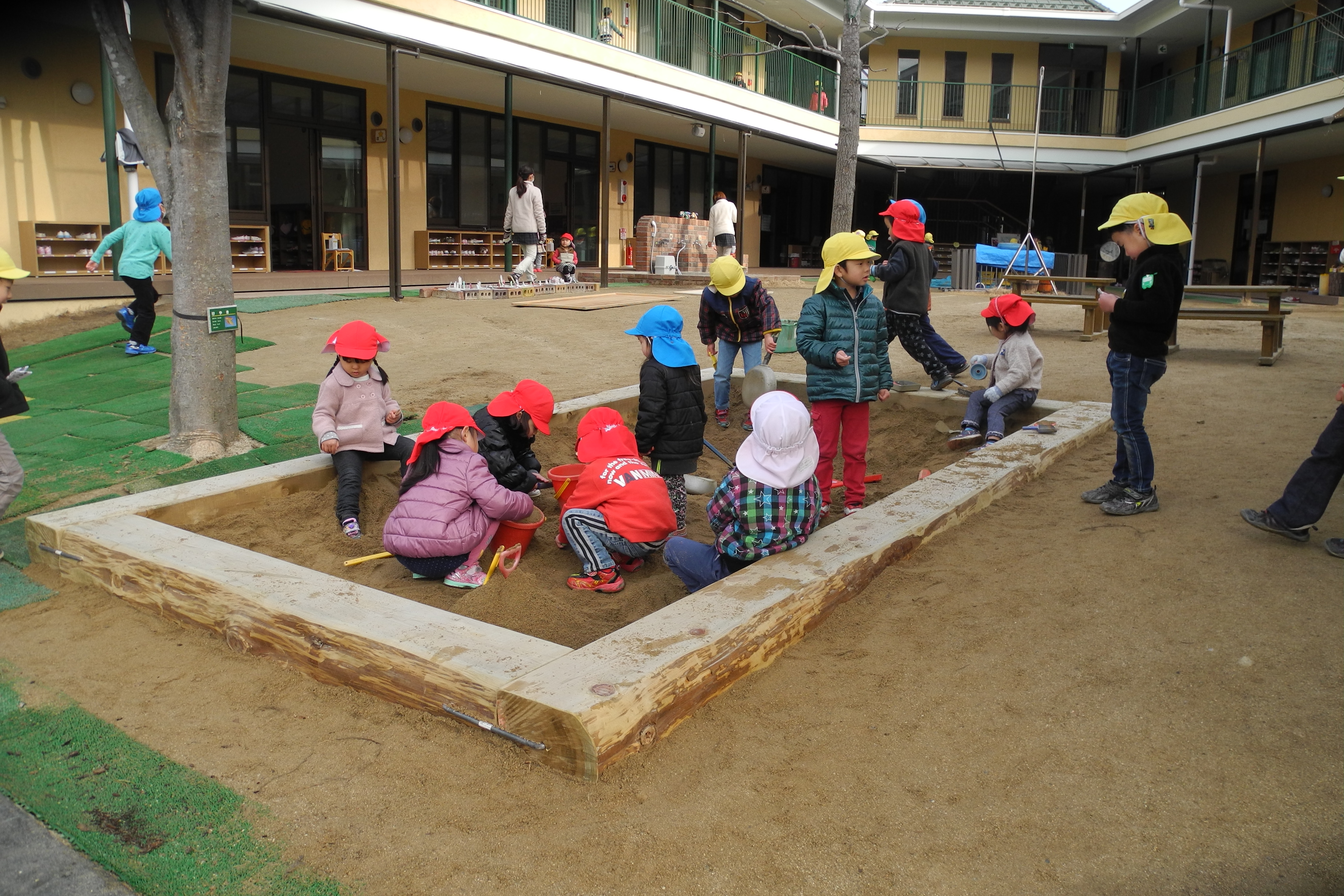 さっそく遊ぶ子どもたち。