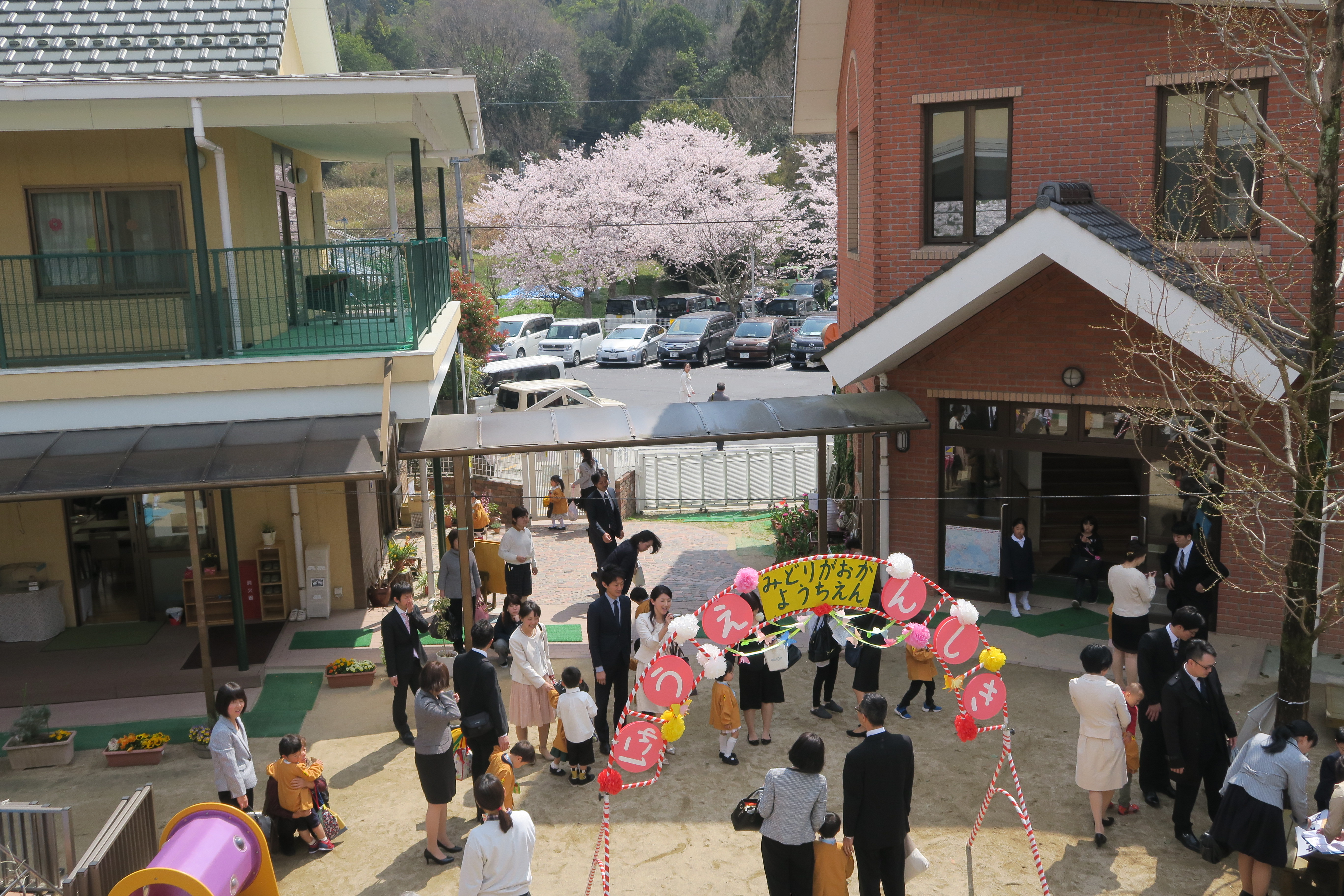 門の向こうは満開の桜